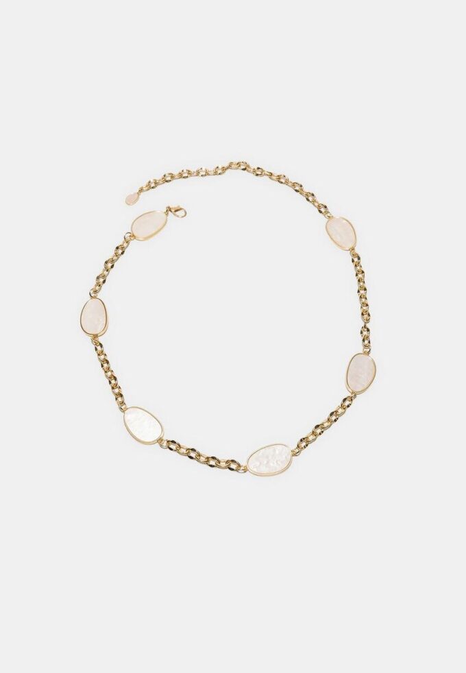 Metallbelter med fargede steiner og kjede