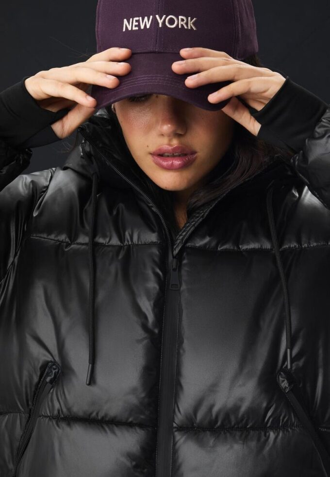 Metallisk dunjakke med hette