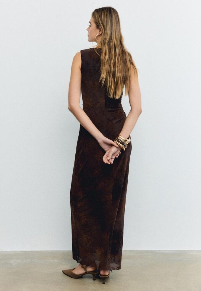 Midi-kjole i tyll med firkantet utringning