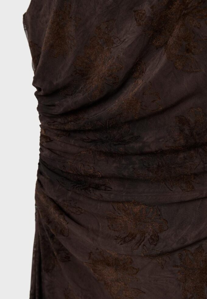 Midi-kjole i tyll med firkantet utringning