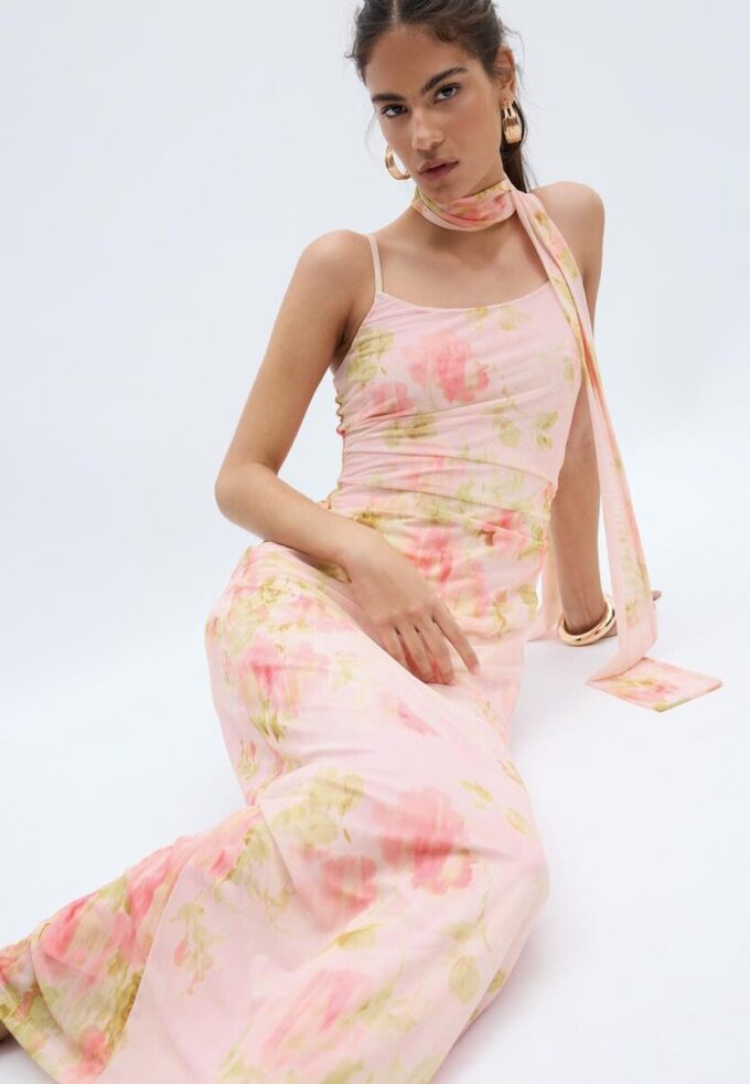 Midi-kjole i tyll med mønster og skjerf