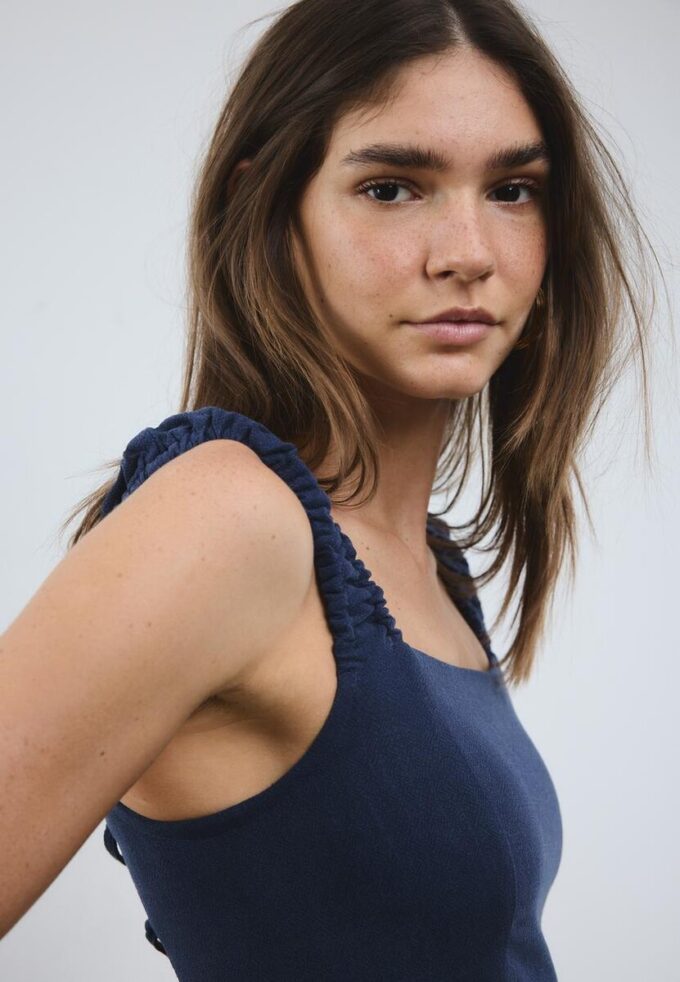 Midikjole med kryssrygg i lin-look