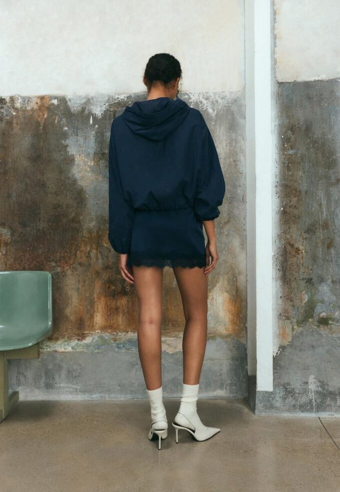 Mini-skjørt i sateng med blonder