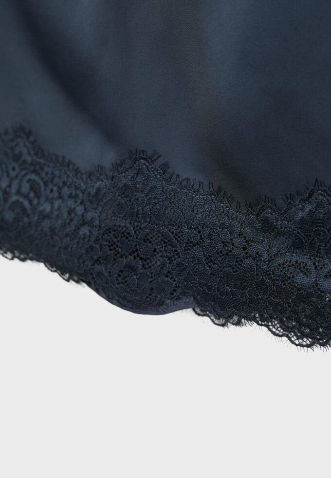 Mini-skjørt i sateng med blonder