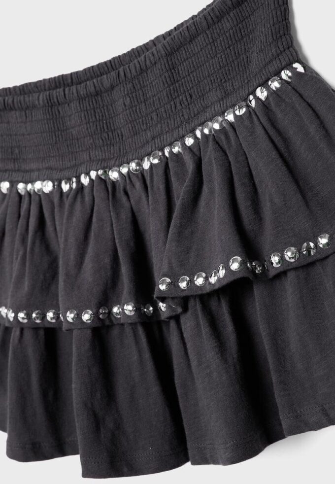 Mini-skjørt med nitter og volanger