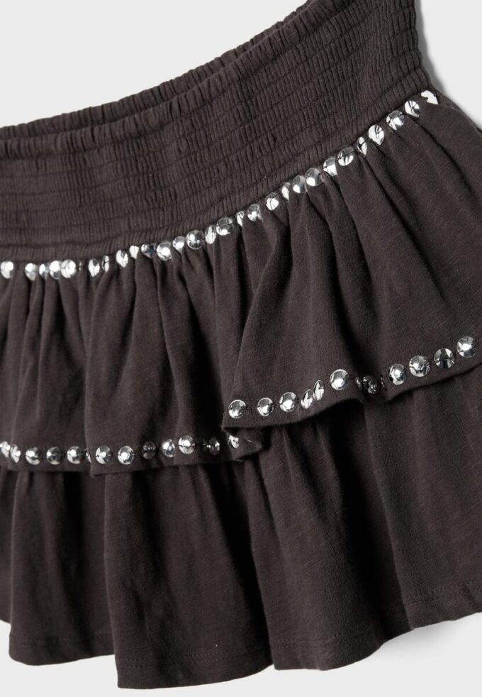 Mini-skjørt med nitter og volanger