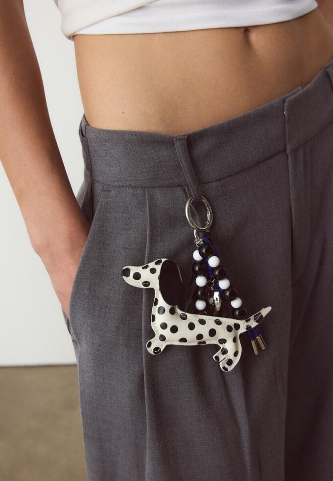Nøkkelring med polka dot-hundesmykke