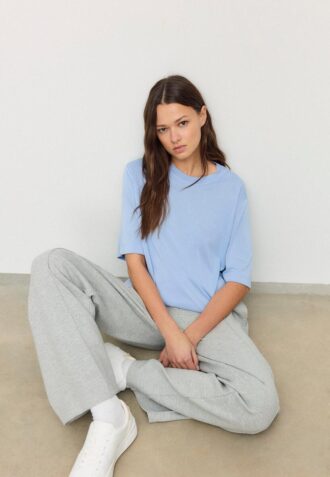 Oversize-høyhalset genser med Soft-Touch-overflate