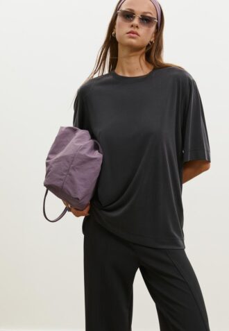 Oversize-høyhalset genser med Soft-Touch-overflate