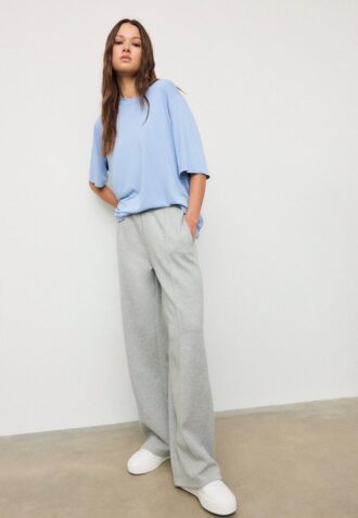 Oversize-høyhalset genser med Soft-Touch-overflate