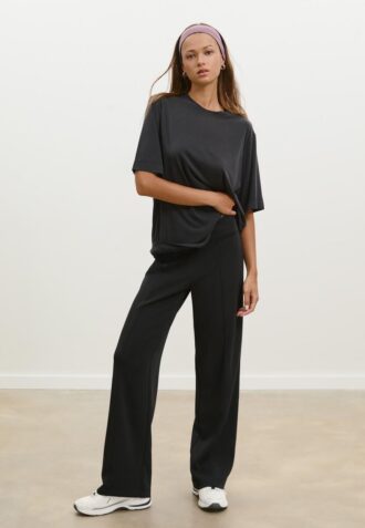 Oversize-høyhalset genser med Soft-Touch-overflate