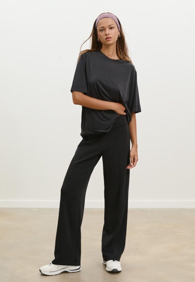 Oversize-høyhalset genser med Soft-Touch-overflate