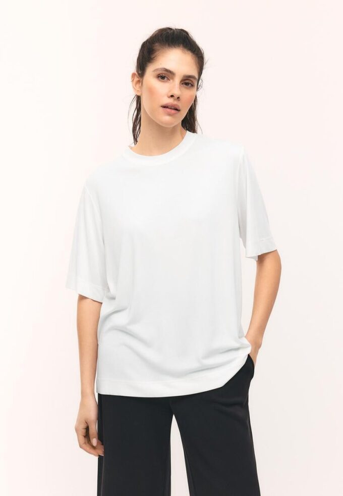 Oversize-høyhalset genser med Soft-Touch-overflate