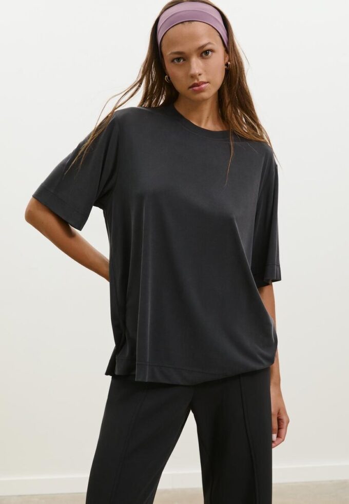 Oversize-høyhalset genser med Soft-Touch-overflate