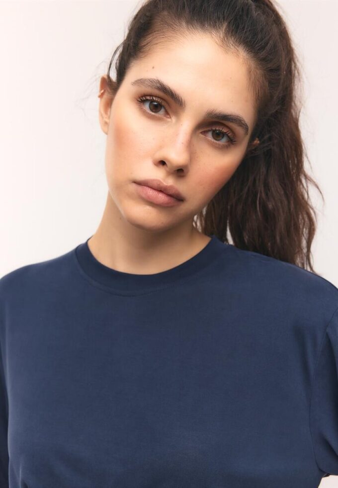 Oversize-høyhalset genser med Soft-Touch-overflate