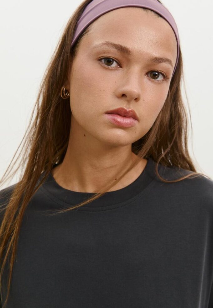 Oversize-høyhalset genser med Soft-Touch-overflate