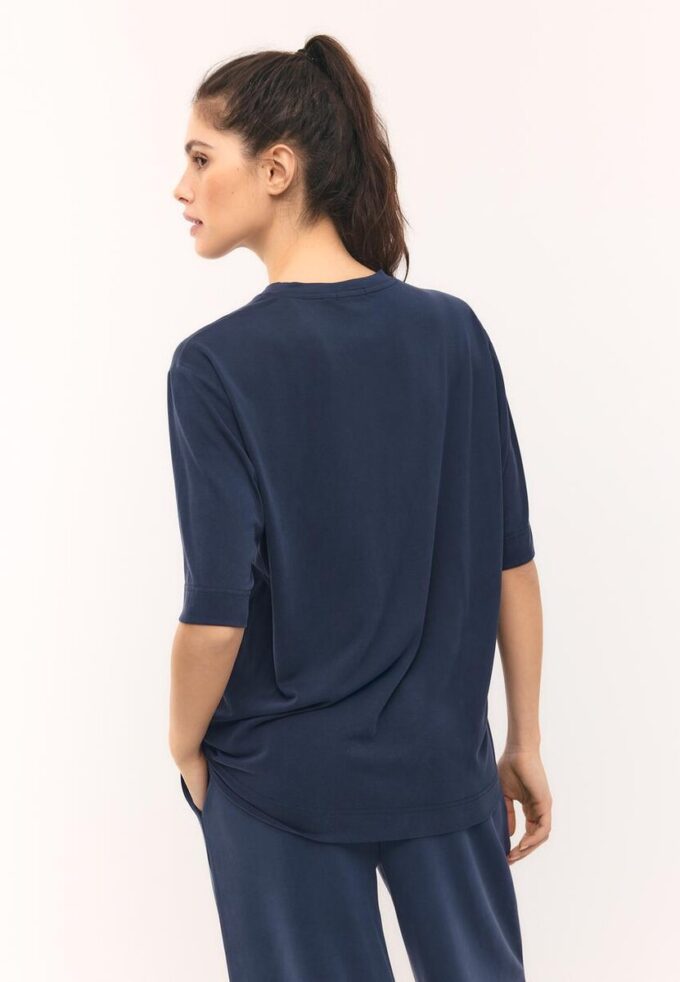 Oversize-høyhalset genser med Soft-Touch-overflate