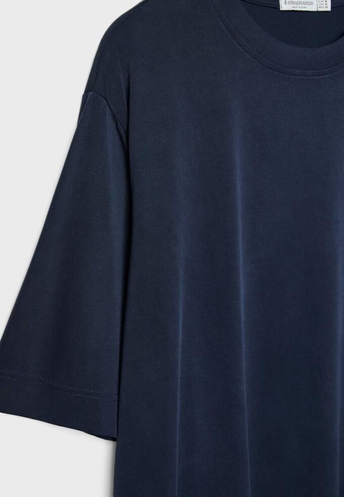 Oversize-høyhalset genser med Soft-Touch-overflate