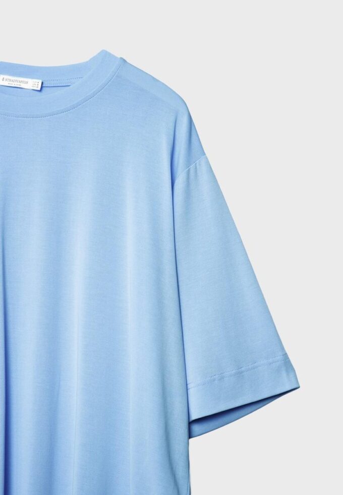 Oversize-høyhalset genser med Soft-Touch-overflate