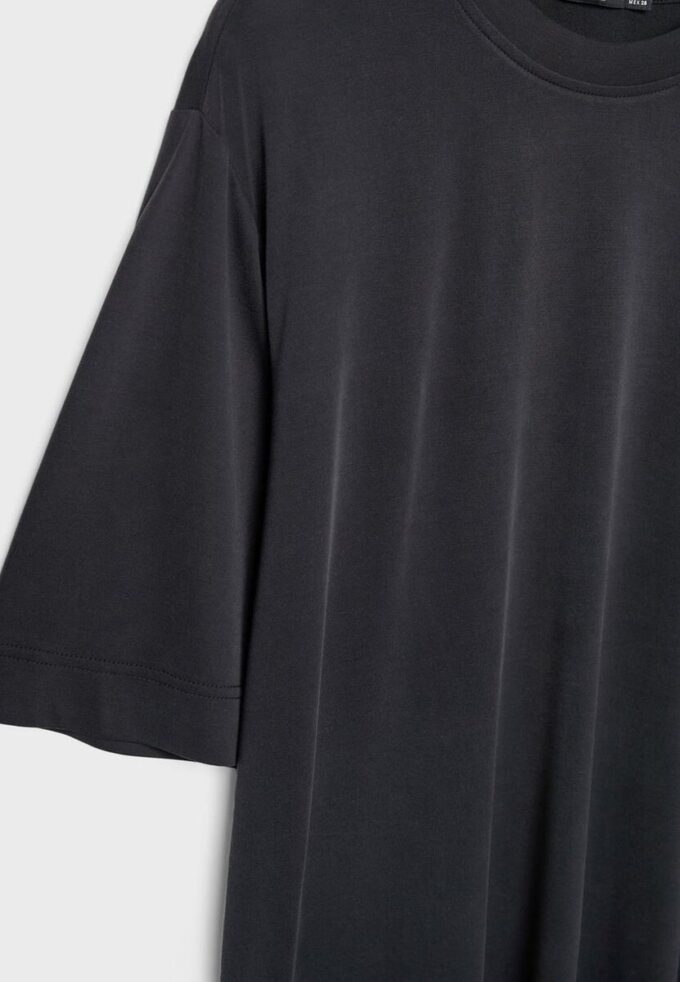 Oversize-høyhalset genser med Soft-Touch-overflate