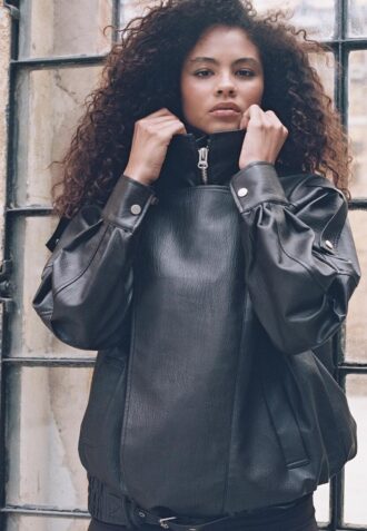 Oversize jakke i imitert skinn med revers