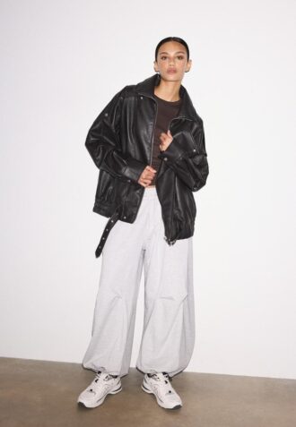 Oversize jakke i imitert skinn med revers