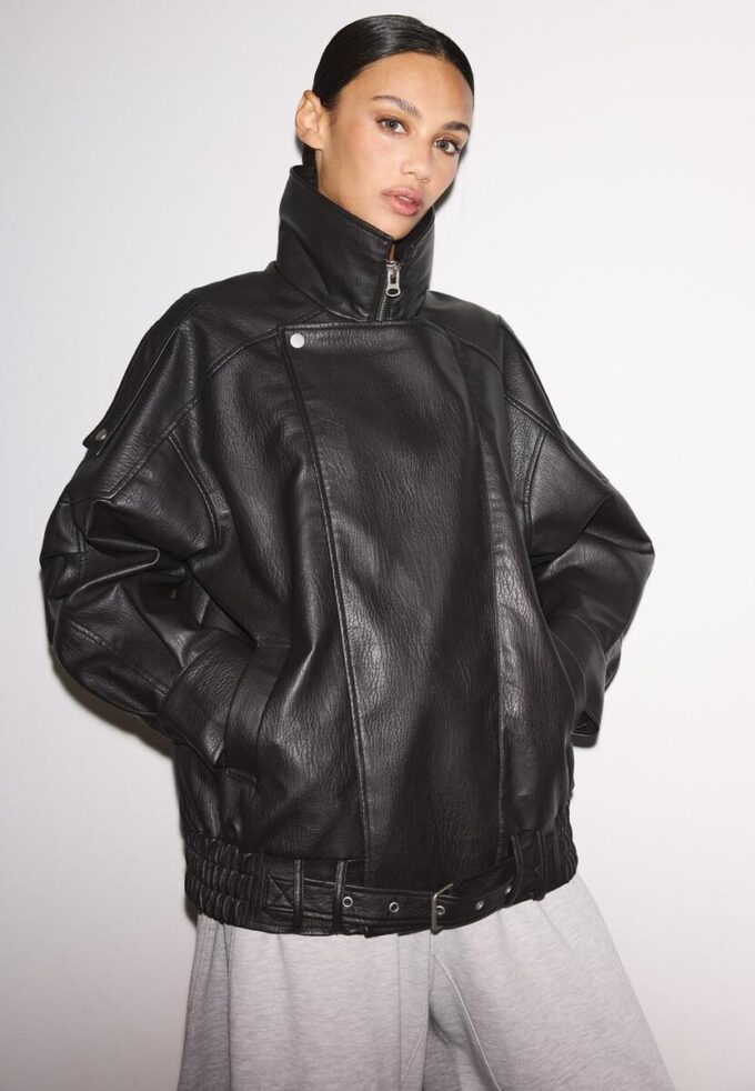 Oversize jakke i imitert skinn med revers