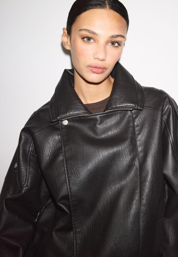 Oversize jakke i imitert skinn med revers