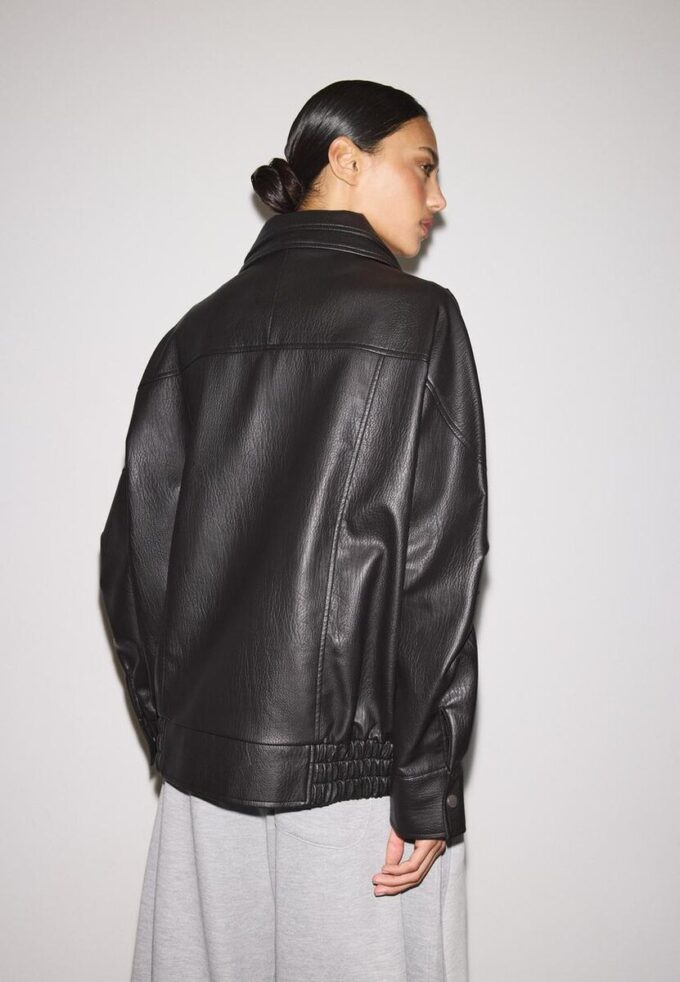 Oversize jakke i imitert skinn med revers