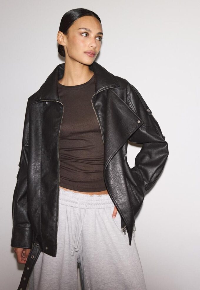 Oversize jakke i imitert skinn med revers