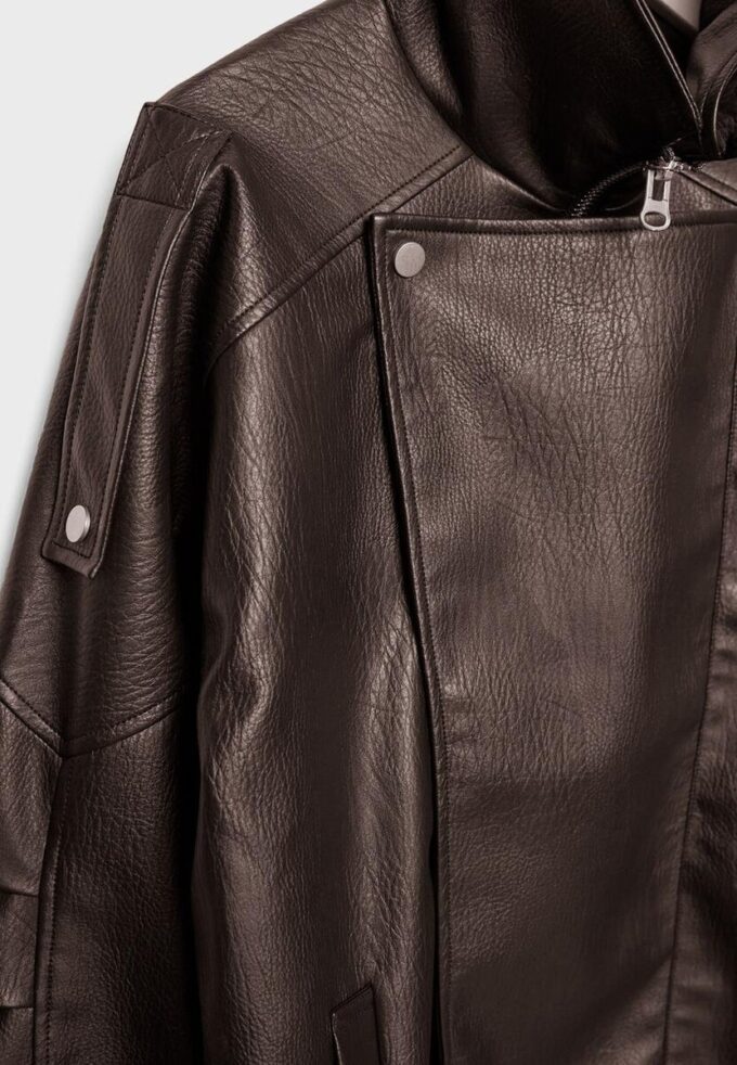 Oversize jakke i imitert skinn med revers