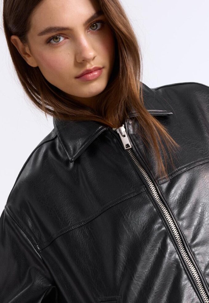 Oversize-jakke i skinnimitasjon