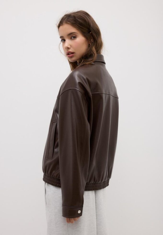 Oversize-jakke i skinnimitasjon