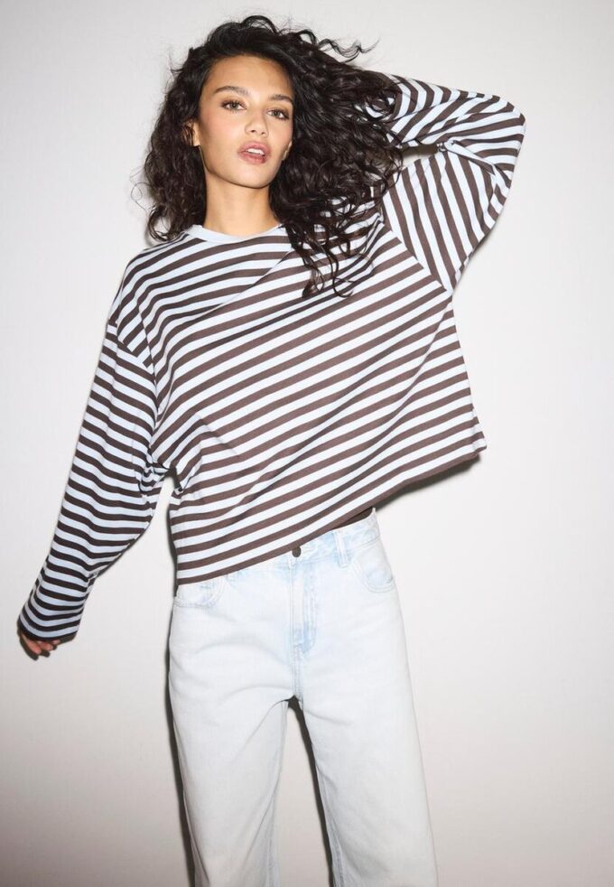 Oversize stripete T-skjorte med lange ermer