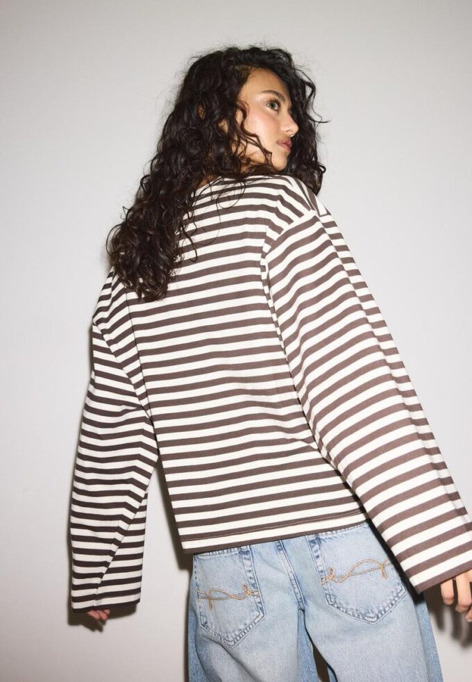 Oversize stripete T-skjorte med lange ermer