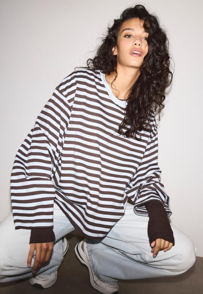 Oversize stripete T-skjorte med lange ermer