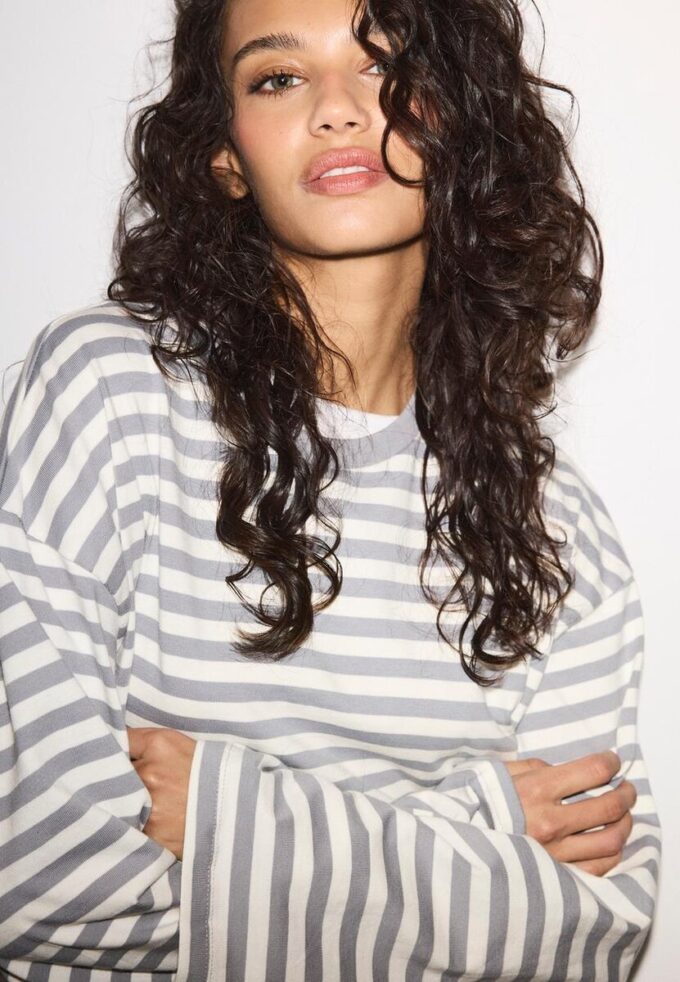 Oversize stripete T-skjorte med lange ermer