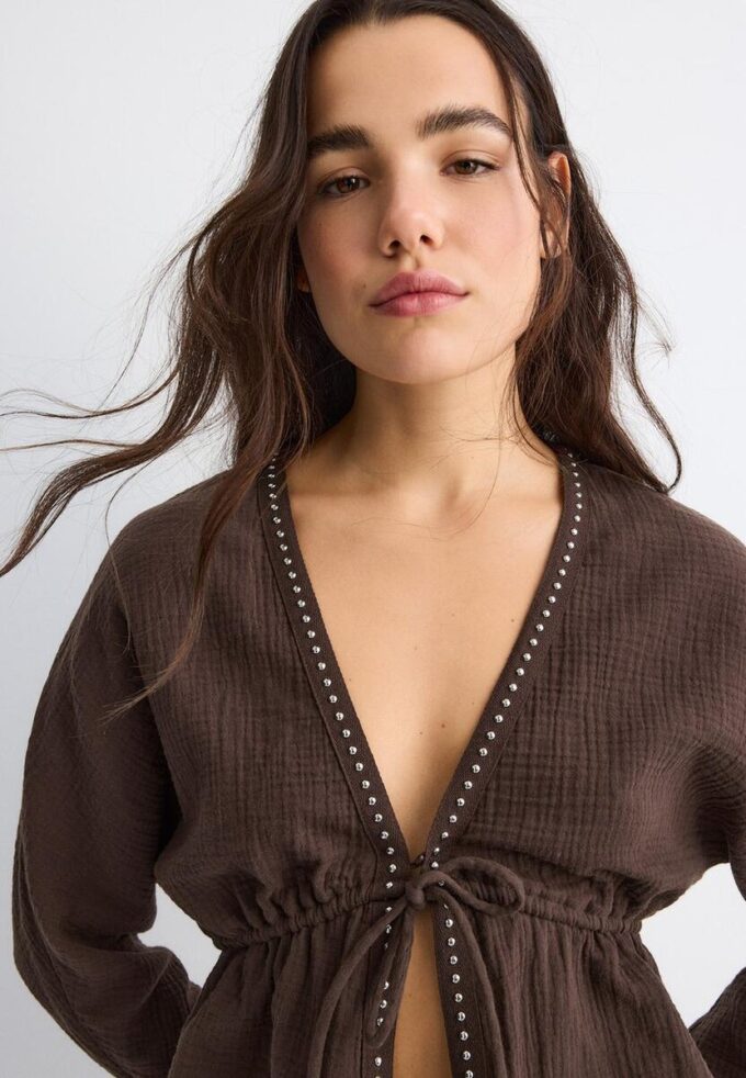 Åpen skjorte med nitter