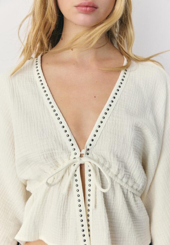 Åpen skjorte med nitter