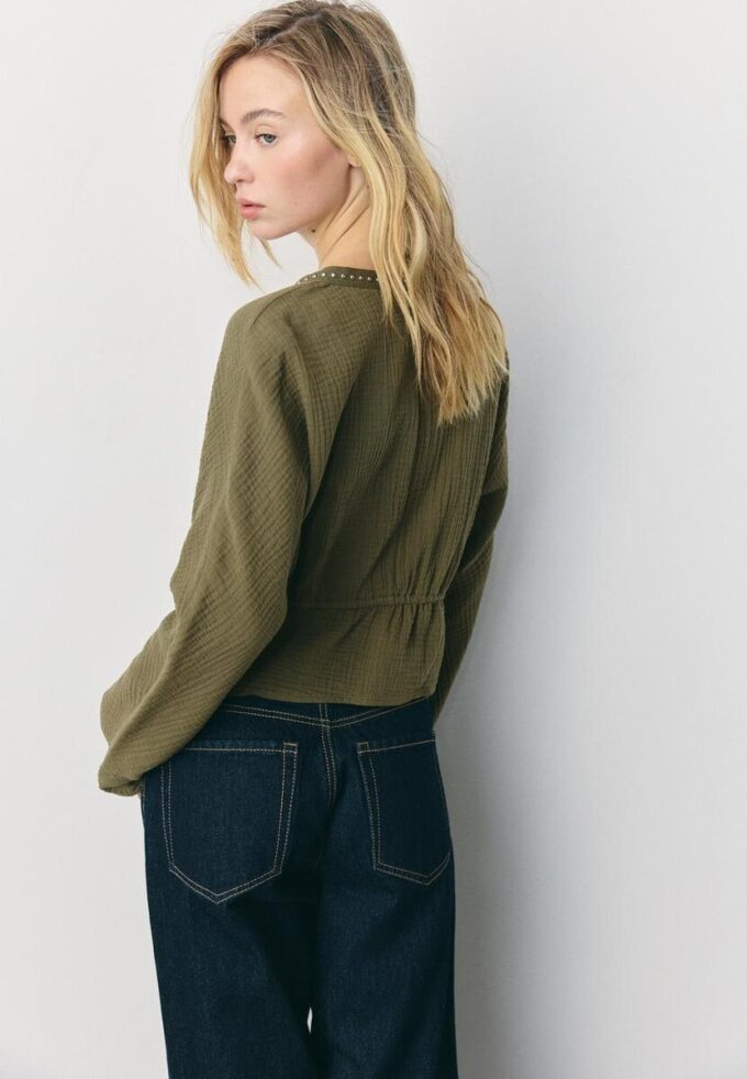 Åpen skjorte med nitter