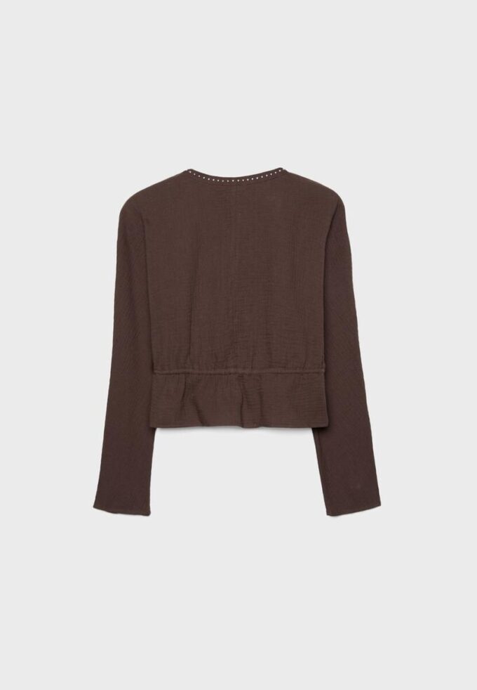 Åpen skjorte med nitter