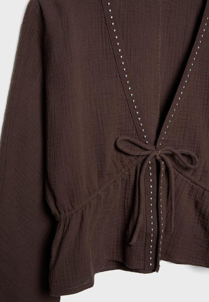 Åpen skjorte med nitter