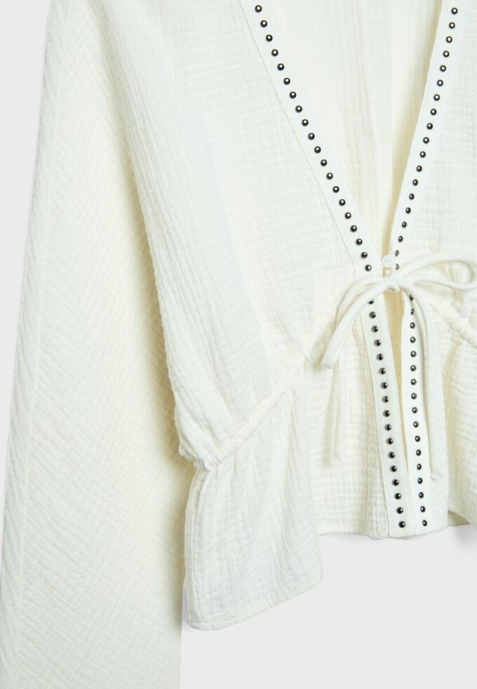 Åpen skjorte med nitter