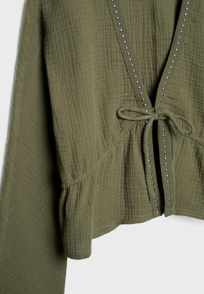 Åpen skjorte med nitter