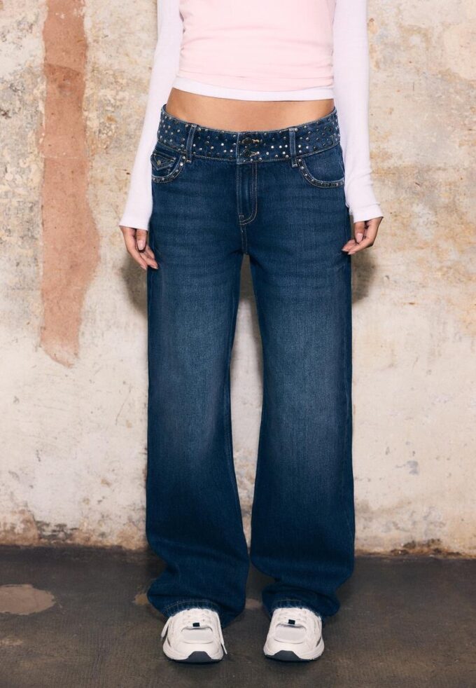 Rette jeans med nittebelte