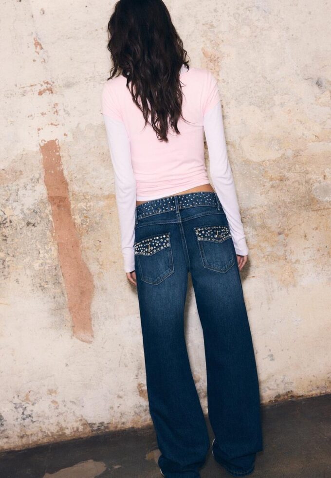 Rette jeans med nittebelte