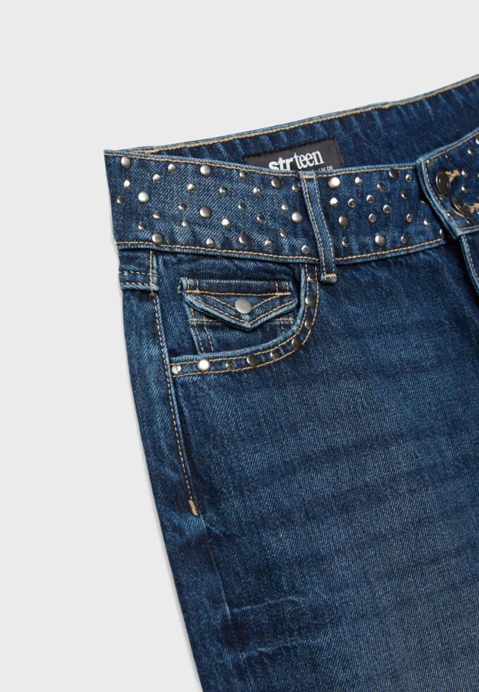 Rette jeans med nittebelte