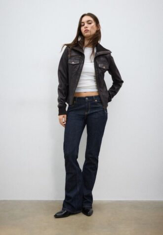 Ribbet kombinasjonsjakke i skinn