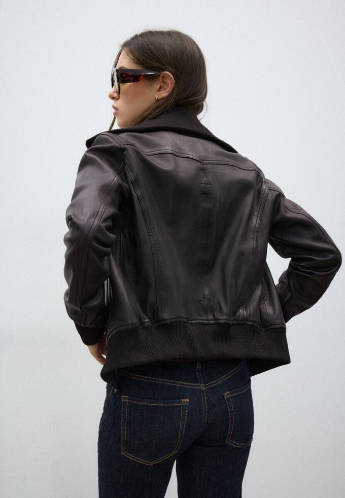 Ribbet kombinasjonsjakke i skinn