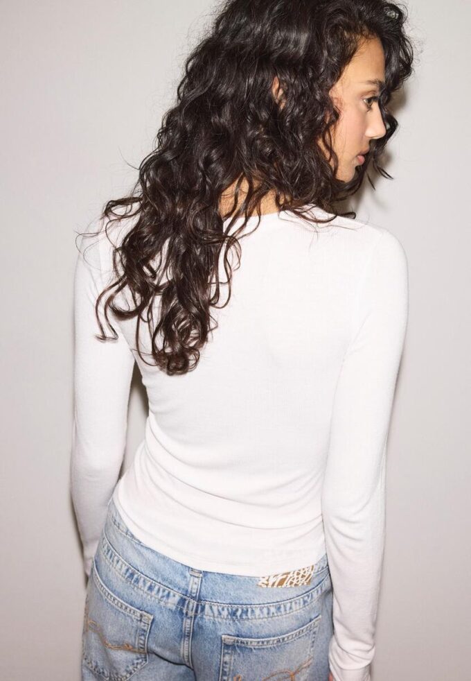 Ribbet langermet T-skjorte